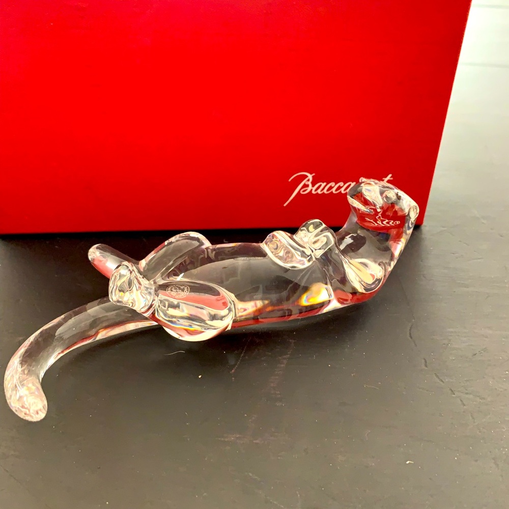 Baccarat floating otter no longer produced rare piece